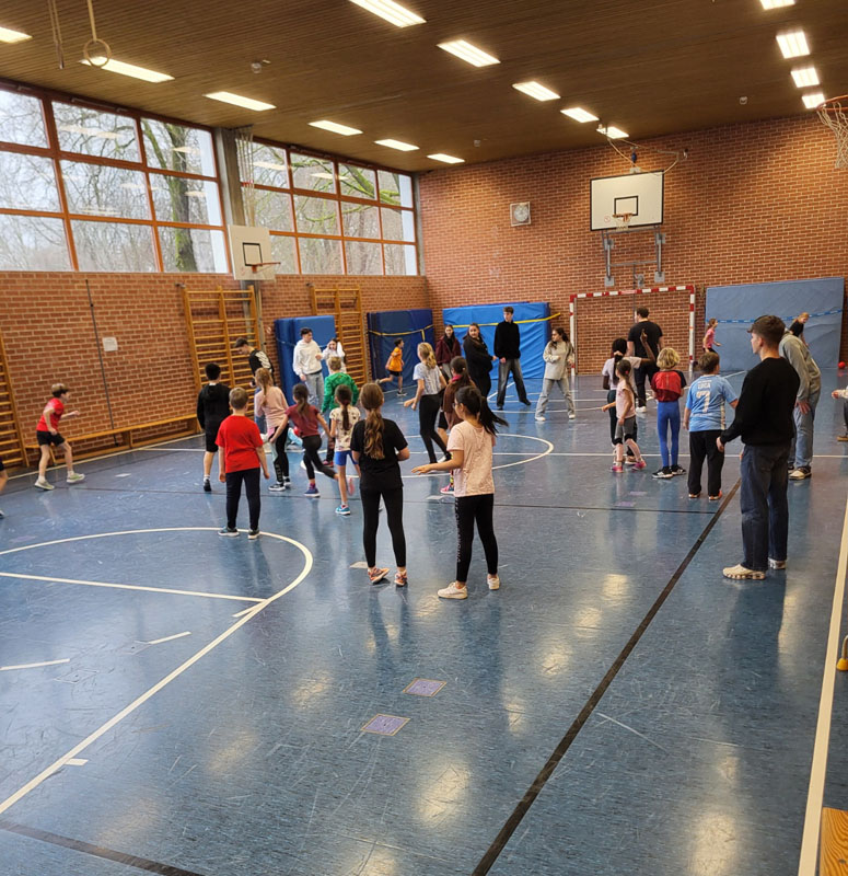 10V2 und die Grundschule-Ost: Völkerball nach KickFair-Regel